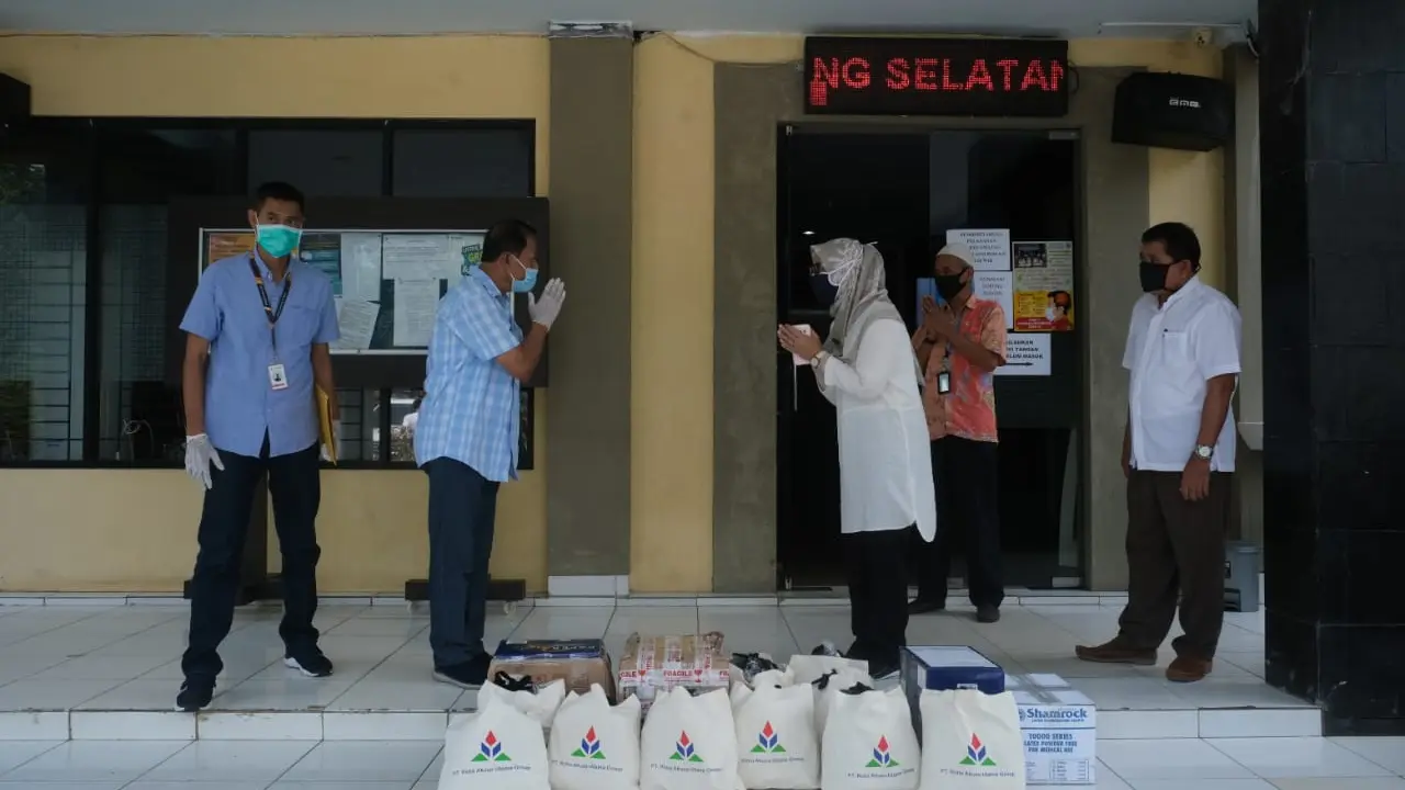 PT Ridia membagikan bantuan cegah Covid-19 ke Kecamatan Serpong.