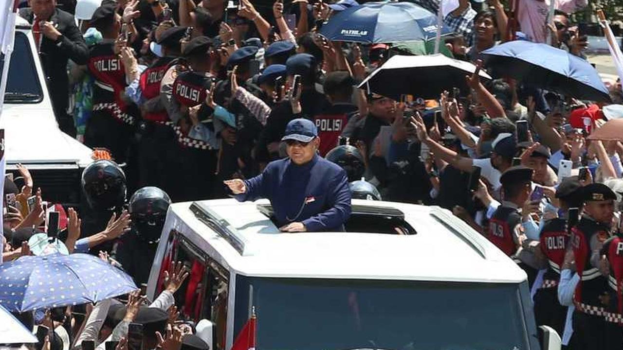 VIDEO: Presiden Prabowo Rela Bermandikan Sinar Matahari, Panas Berdiri di Maung Garuda ke Istana