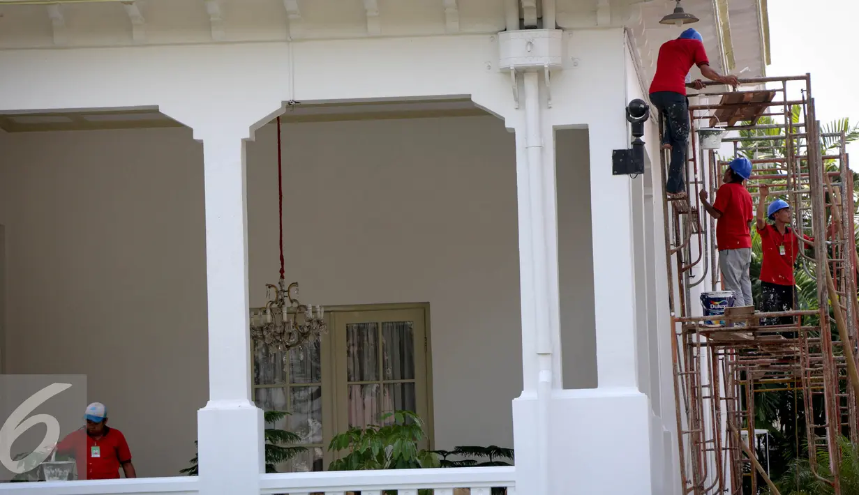 Pekerja melakukan pengecatan dinding Istana Negara di Kompleks Istana Kepresidenan, Jakarta, Rabu (19/8). Pengecatan tersebut merupakan kegiatan perawatan rutin dari sejumlah bangunan bersejarah yang ada di Istana Kepresidenan.(Liputan6.com/Faizal Fanani)