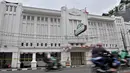 Pengendara melintas di depan Diskotek Old City yang disegel oleh Satpol PP di Jakarta, Selasa (23/10). Satpol PP DKI menutup sementara Diskotek Old City tadi malam karena adanya penemuan pemakaian narkoba di lokasi tersebut. (Merdeka.com/Iqbal S. Nugroho)