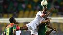 Gelandang Burkina Faso, Charles Kabore, duel udara dengan gelandang Kamerun, Sebastien Siani. Penguasaan bola kedua negara berjalan imbang, namun Kamerun lebih sering melakukan tembakan ke arah gawang. (AFP/Gabriel Bouys)