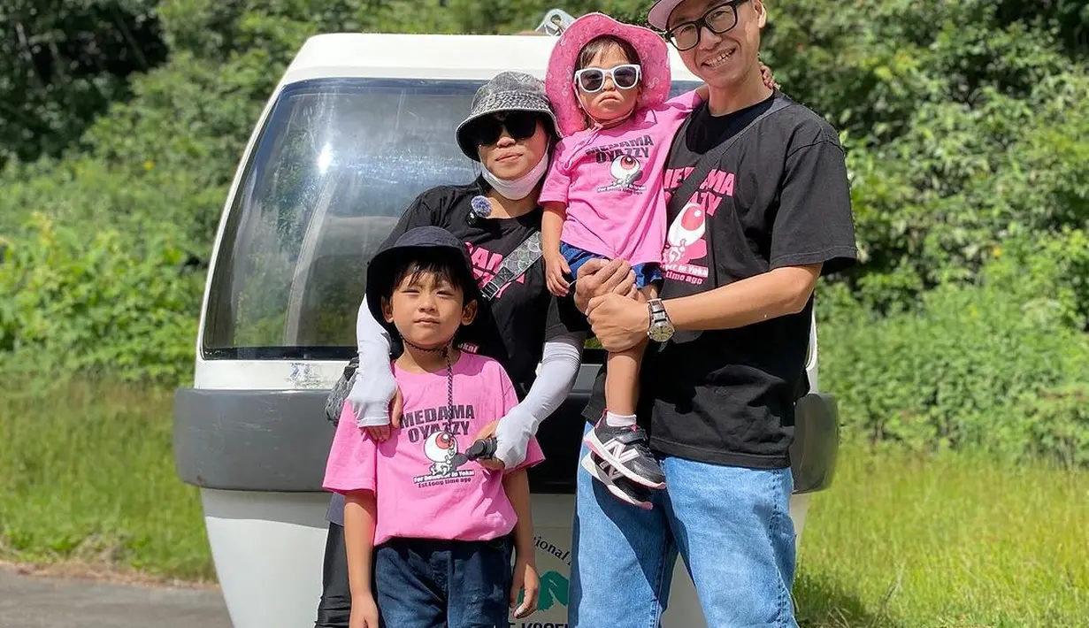 Saat liburan, mereka tampil kompak kenakan dresscode warna black-pink dengan kaos kembaran. Mama Mega tampak serasi dengan Pak Bambang, sedangkan Natsuki kompak dengan sang adik nih. [@mas_natsuki].