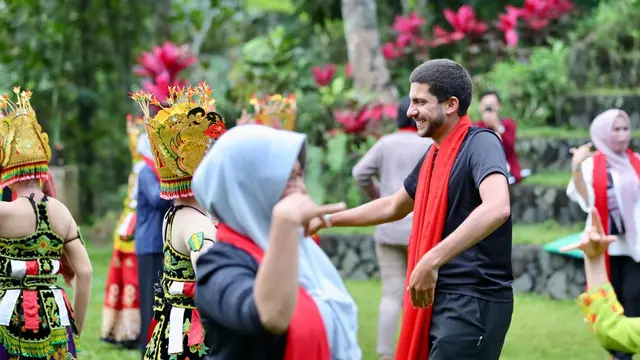 Sendratari Meras Gandrung.