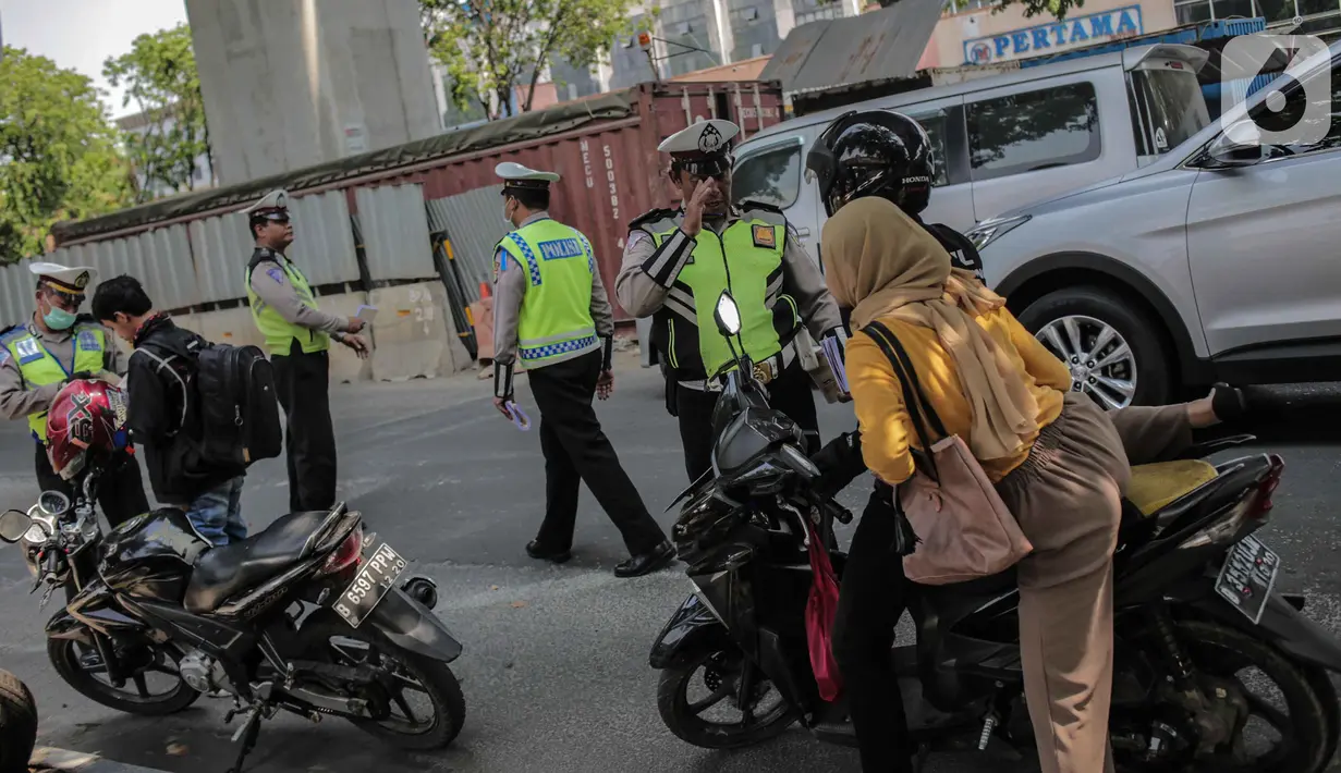 Polisi lalu lintas memberhentikan pengendara sepeda motor saat pelaksanaan Operasi Zebra Jaya 2019 di Jalan Boulevard Gading Raya, Jakarta, Kamis (24/10/2019). Polda Metro Jaya menggelar Operasi Zebra Jaya hingga 5 November mendatang guna menekan pelanggaran lalu lintas. (Liputan6.com/Faizal Fanani)