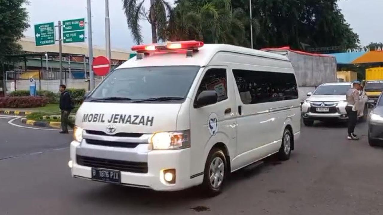 Tiba di Soekarno-Hatta, Jenazah Duo Mamak Pendaki Puncak Cartenz Dibawa Keluarga ke Rumah Duka