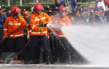 Kebakaran Hebat Landa Gudang JNE Depok, Terdengar Dentuman Ledakan