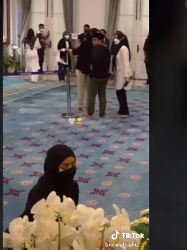momen Nabila Ishma bersimpuh di samping peti jenazah Eril