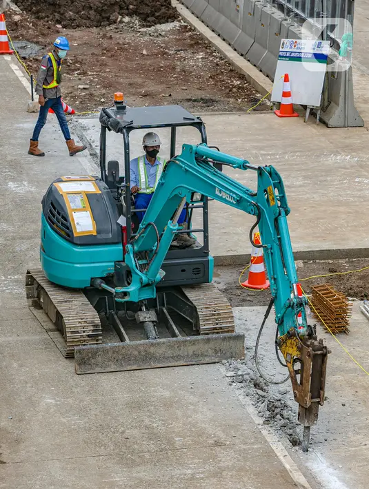 Pekerja mengoperasikan alat berat saat menggarap proyek MRT Fase II Bundaran HI-Harmoni di Jalan M.H. Thamrin, Jakarta, Rabu (10/2/2021). Proyek yang awalnya ditargetkan selesai pada Desember 2024 tersebut molor menjadi Maret 2025. (Liputan6.com/Faizal Fanani)