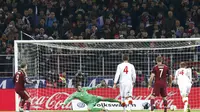 Pemain Rusia Aleksandr Kokorin mencetak gol dari eksekusi penalti ke gawang Montenegro dalam kualifikasi Piala Eropa 2016 Grup G, Senin (12/10/2015). (Liputan6.com/REUTERS/Sergei Karpukhin)