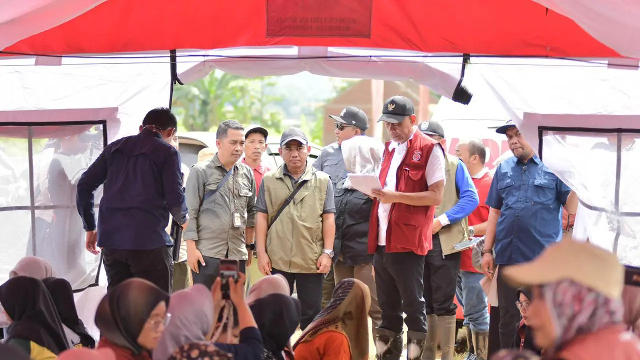 Wakil Menteri Sosial (Wamensos) Agus Jabo Priyon tanah longsor di Desa Cibeunying, Kecamatan Majenang, Kabupaten Cilacap, Jawa Tengah.