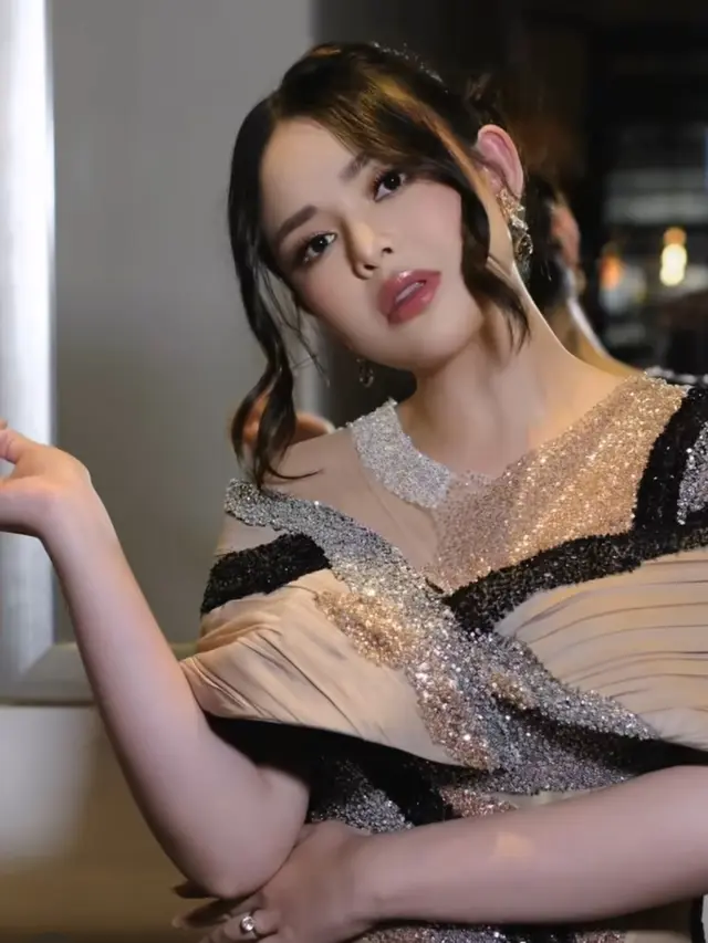 Amanda Manopo saat Hadir Premiere Film Terbarunya dengan makeup glamor. [@loritayoung_mua]