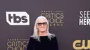 Jane Campion tampil sederhana namun mewah dalam balutan dress berpotongan loose dengan material bludru untuk Annual Critics Choice Awards ke-27 (Foto: Dior)