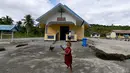 Seorang anak suku Byak Betew bermain di luar gereja pada hari Minggu di pulau Saukabu, satu dari 1.500 pulau di Raja Ampat 20 Agustus 2017. Raja ampat merupakan salah satu habitat laut paling banyak keanekaragaman hayati di bumi. (AFP Photo/Goh Chai Hin)