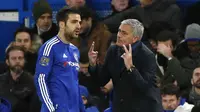  Pemain Chelsea, Cesc Fabregas  mendengar instruksi dari pelatih Jose Mourinho pada lanjutan Liga Premier Inggris di Stamford Bridge, London, Sabtu (21/11/2015).  (Reuters/Stefan Wermuth)