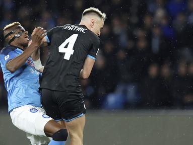 Pemain Napoli, Victor Osimhen diadang pemain Lazio, Patric, pada laga Liga Italia di Stadion Diego Armando Maradona, Sabtu (4/3/2023). Napoli menelan kekalahan saat menjamu Lazio pada pekan ke-25 Serie A 2022/2023. 
(Alessandro Garofalo/LaPresse via AP)