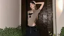 <p>Lisa BLACKPINK tampak menghadiri Coachella 2023 dalam balutan outfit dari Celine. Foto: Vogue.</p>