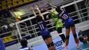 <p>Pemain Timnas voli putri Indonesia, Junaida Santi (tengah) melepaskan spike yang mampu menembus blok dua pemain Thailand, Atitaya Keawnok (kiri) dan Sasithorn Jatta pada laga final turnamen bola voli putri U-18 Princess Cup 2024 di Nakhom Pathon, Thailand, Kamis (13/6/2024). Indonesia kalah 1-3 (19-25, 17-25, 26-24, 17-25). (Dok. PBVSI)</p>