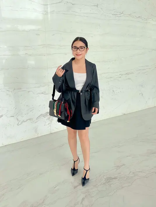 Penampilan elegan dan berkelas dari Prilly lainnya yang bisa kamu tiru adalah potret ini. Ia memadukan blazer hitam dengan top putih dan mini skirt hitam. Tak lupa sling bag dan pointed heels melengkapi penampilannya. [@prillylatuconsina96]