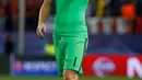 Kiper Bayern Munich, Manuel Neuer tertunduk lesu usai pertandingan melawan Atletico Madrid pada pertandingan Liga Champions Grup D di Madrid, Spanyol, (29/9). Atletico Madrid menang atas Bayern Munchen 1-0. (Reuters/Sergio Perez)
