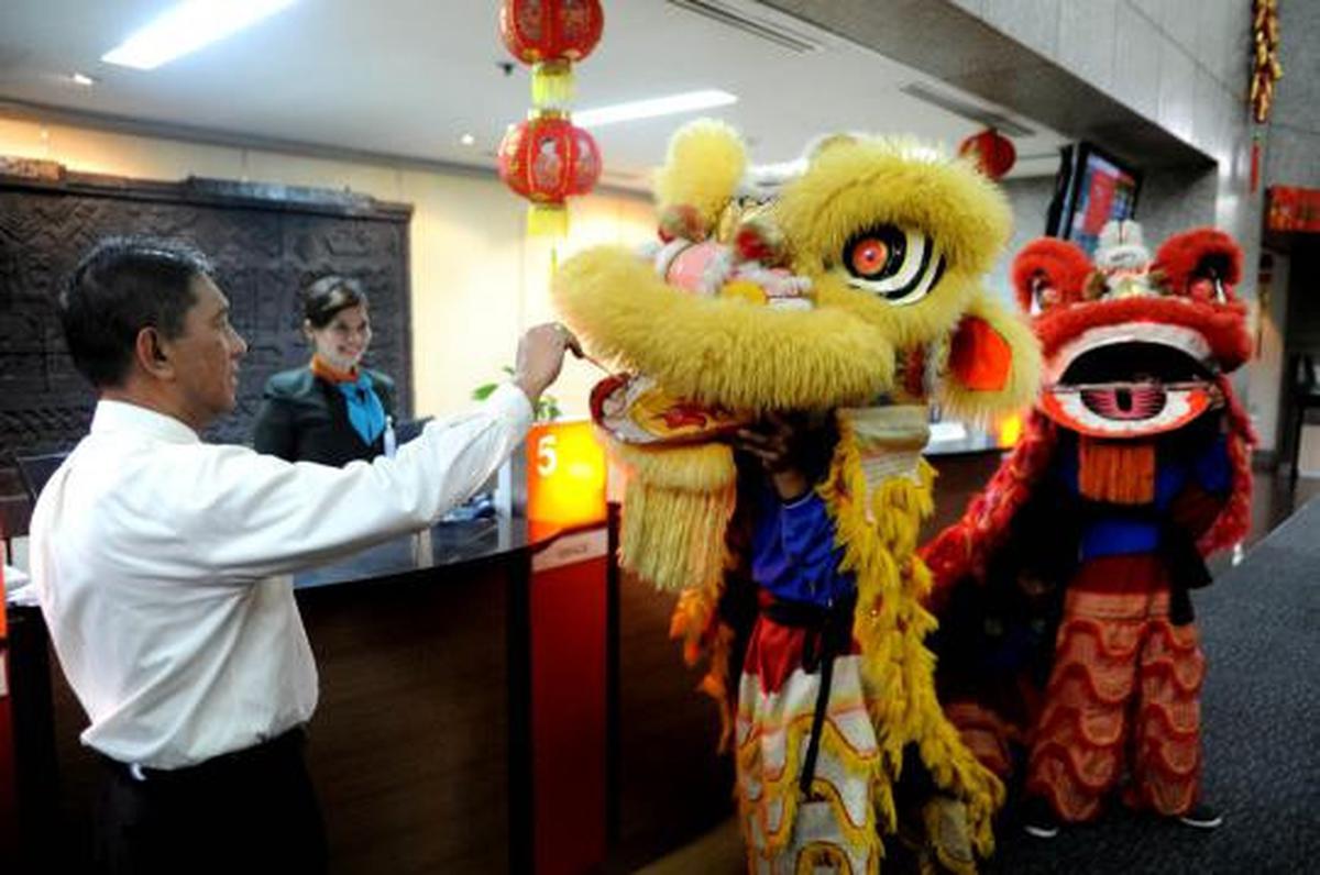 Atraksi barongsai hibur nasabah BNI