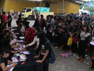Antusias peserta mengantri untuk mendapat giliran registrasi ulang saat Audisi D Academy 3 Indosiar di Jakarta, Minggu (6/12). Berdasarkan data panitia, lebih dari enam ribu peserta yang mendaftar untuk ikut audisi. (Liputan6.com/Faizal Fanani)