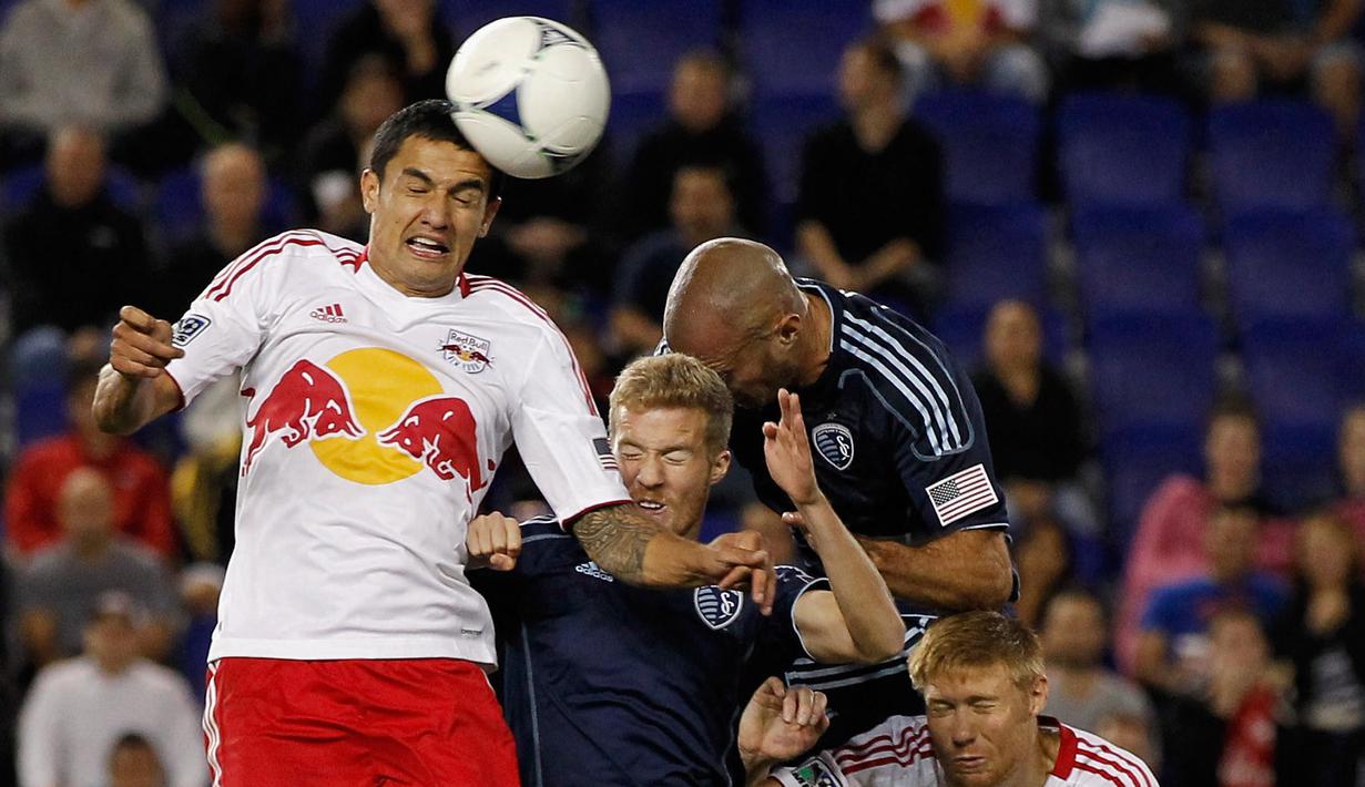 Tim Cahill (kiri) tercatat menjadi pencetak gol tercepat dalam sejarah Liga Utama Sepak Bola Amerika Serikat (MLS). Ia hanya butuh tujuh detik saja untuk membobol gawang Houston Dynamo pada Oktober 2013. (Foto: AFP/Mike Stobe)