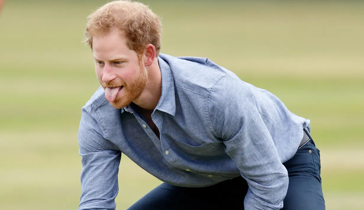 Meski sudah dewasa, Pangeran Harry tetap miliki sisi konyol ya, guys! (prevnext Max Mumby/Indigo/Getty/People)