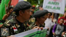 Para pengunjuk rasa membawa spanduk saat mengelar aksi di Kementerian Hukum dan HAM, Jakarta, Senin (28/12). Dalam aksinya mereka mendesak pemerintah menyelesaikan konflik Partai Persatuan Pembangunan (PPP). (Liputan6.com/Faizal Fanani)