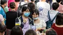 Siswa berpose untuk foto ketika mereka tiba di sekolah untuk mengikuti Ujian Masuk Perguruan Tinggi Nasional (NCEE), yang dikenal sebagai Gaokao, di Wuhan, di provinsi Hubei tengah China (7/6/2021). (AFP/STR)
