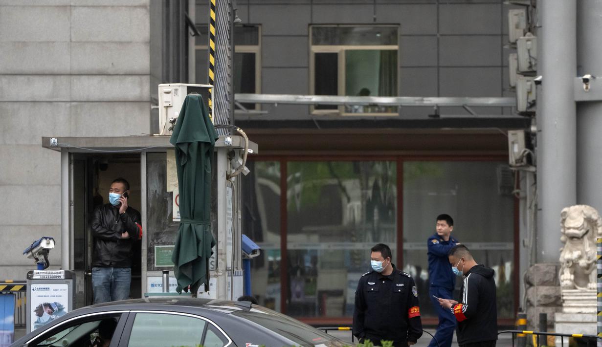 Di antara 12 orang yang ditahan adalah kepala kru konstruksi. (AP Photo/Mark Schiefelbein)