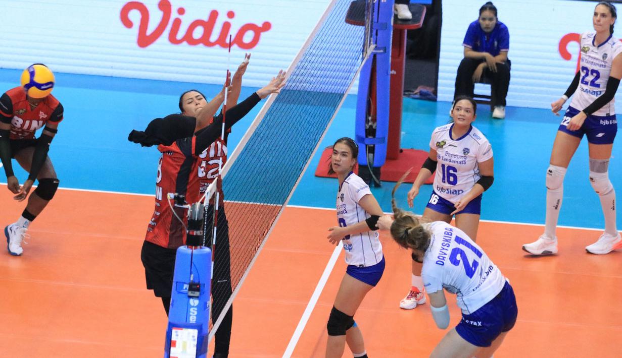 <p>Pemain Bandung BJB Tandamata, Hanna Davyskiba (kanan) melepaskan spike yang berusaha diblok dua pemain Jakarta BIN, Megawati Hangestri dan Rika Dwi Latri pada laga pekan pertama putaran I PLN Mobile Proliga 2024 di GOR Amongrogo, Yogyakarta, Sabtu (27/4/2024). Bandung BJB Tandamata menang 3-1 (29-27, 16-25, 25-17 dan 25-18). (Dok. PBVSI)</p>