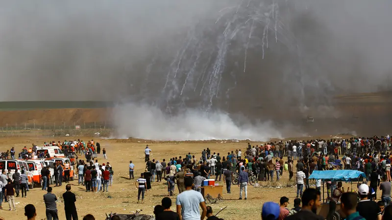 Momen Saat Demonstran Palestina Dihujani Gas Air Mata di Jalur Gaza