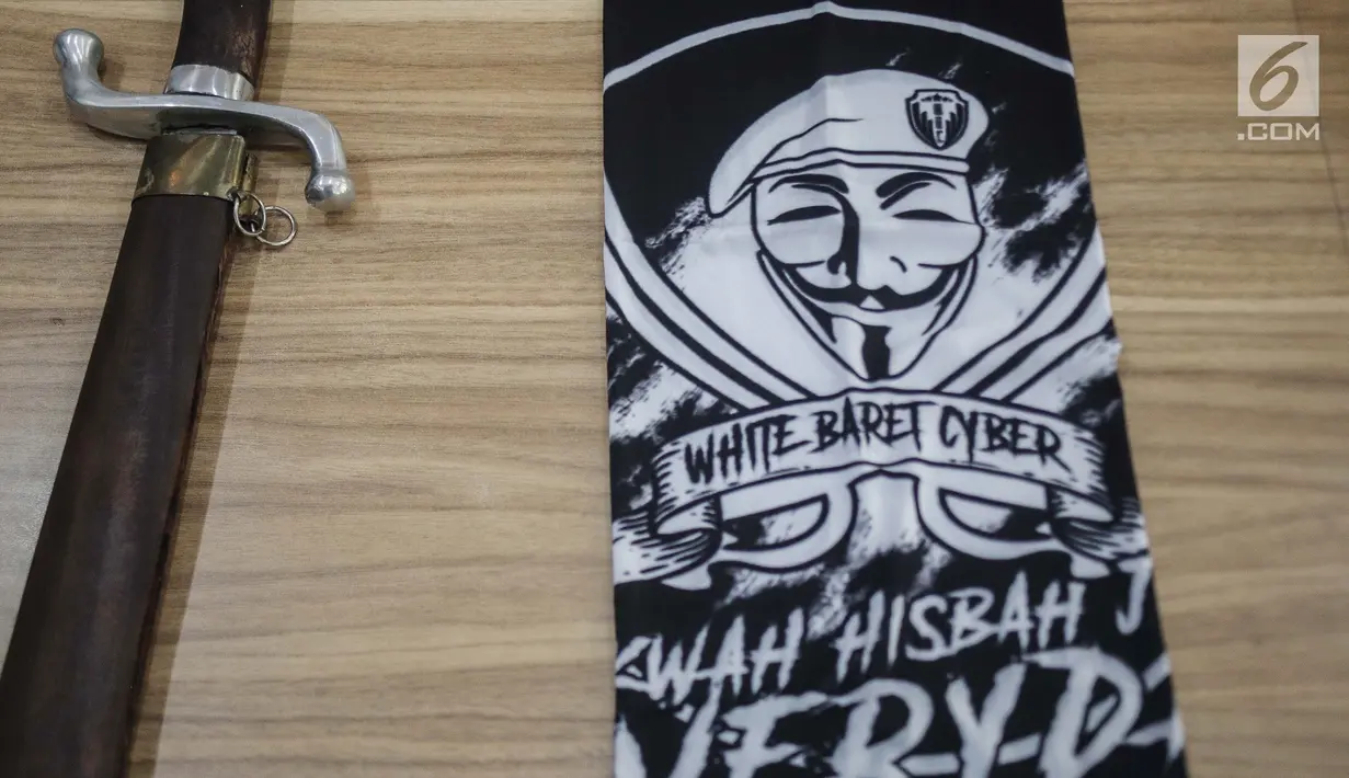 Barang bukti kasus propaganda dan penyebaran hoaks SARA dihadirkan saat rilis di Mabes Polri, Jakarta, Jumat (28/6/2019). Polisi menyita barang bukti laptop, hp, hardisk, dan atribut laskar FPI. (Liputan6.com/Faizal Fanani)