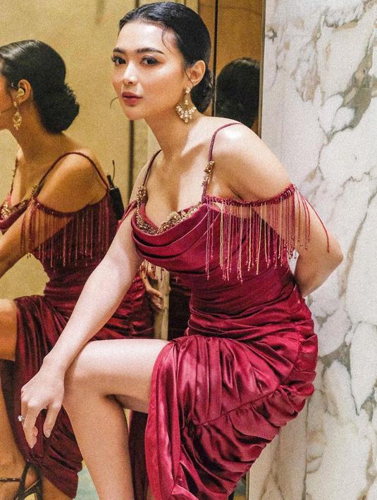 Wika Salim membagikan foto dirinya mengenakan dress merah di akun Instagramnya. Wika tampil cantik dengan posenya yang memikat. Di potret ini Wika berpose dengan kaki diangkat dengan paha terlihat. (Instagram/wikasalim)