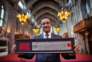 Anies Baswedan menerima penghargaan The Freedom of the City of London dalam upacara khidmat di Guildhall, London, Inggris. (Foto: Threads @aniesbaswedan)