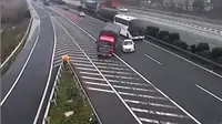 Sebuah video yang dibagikan akun Instagram @dramaojol.id memperlihatkan sebuah mobil sedan menjadi penyebab kecelakaan dua truk di jalan bebas hambatan.
