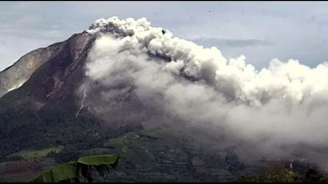 Semburan abu vulkanik yang keluar dari kawah Gunung Sinabung di Kabupaten Karo, Sumatera Utara, dirasakan hingga ke Kota Medan. Sejak Rabu (17/06/2015) pagi, abu vulkanik menyelimuti Ibukota Sumut itu.