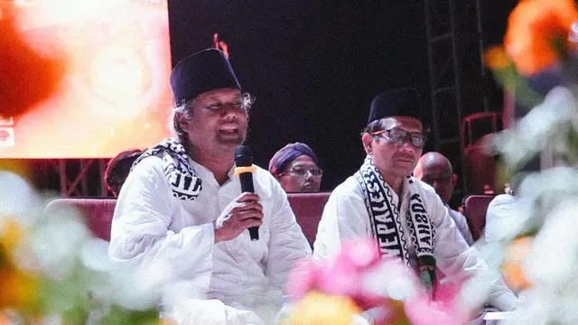 Menko Polhukam Mahfud MD, memimpin doa untuk Palestina bersama ribuan santri di Pondok Pesantren Minggir, Sleman, Daerah Istimewa Yogyakarta pada Sabtu (4/11/2023).