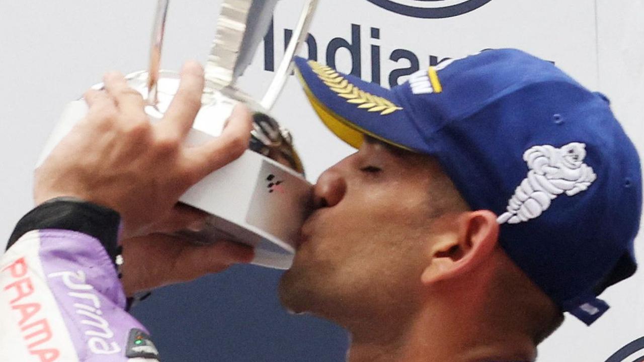 Pose Jorge Martin mencium trofi saat merayakan kemenangannya di podium setelah finis kedua.