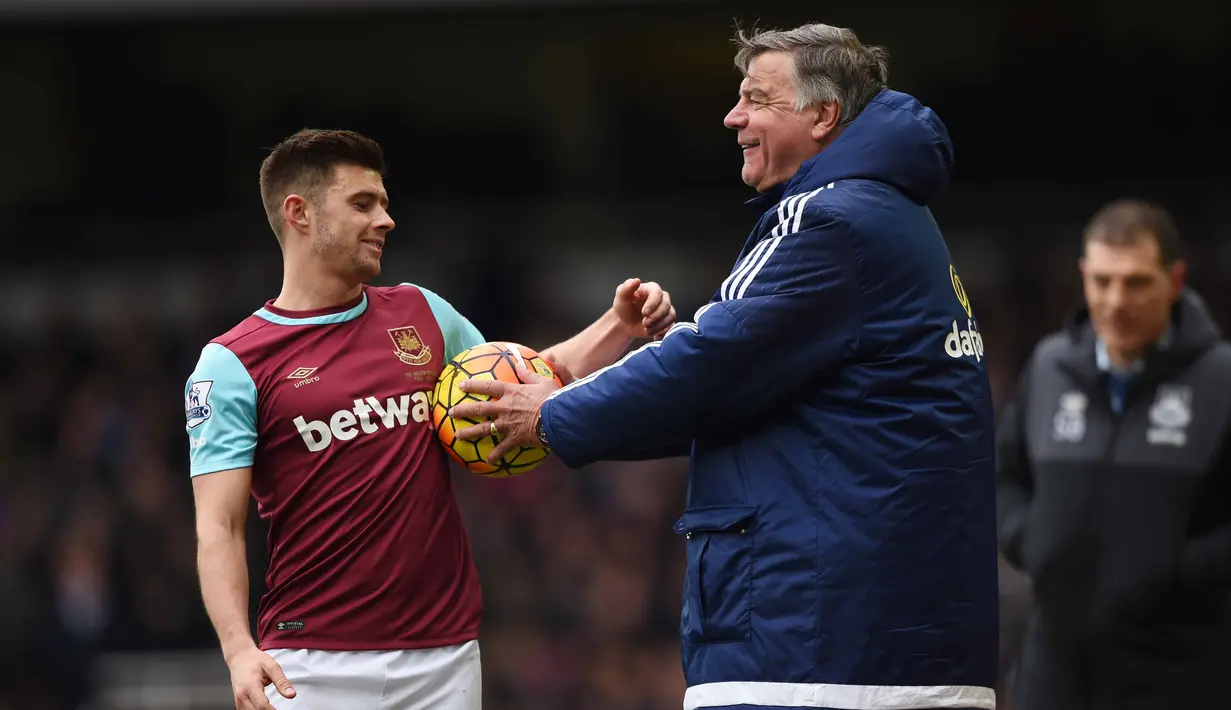  Pelatih Sunderland, Sam Allardyce  bercanda bersama pemain West Ham United, Aaron Cresswellpada lanjutan Liga Inggris di Stadion Upton Park, Sabtu (27/2/2016). (Reuters / Tony O'Brien)