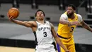 Pebasket Los Angeles Lakers, Anthony Davis, berebut bola dengan pebasket San Antonio Spurs, Keldon Johnson, pada laga NBA di AT&T Center, Kamis (31/12/2020). LA Lakers menang dengan skor 121-107. (AP/Eric Gay)