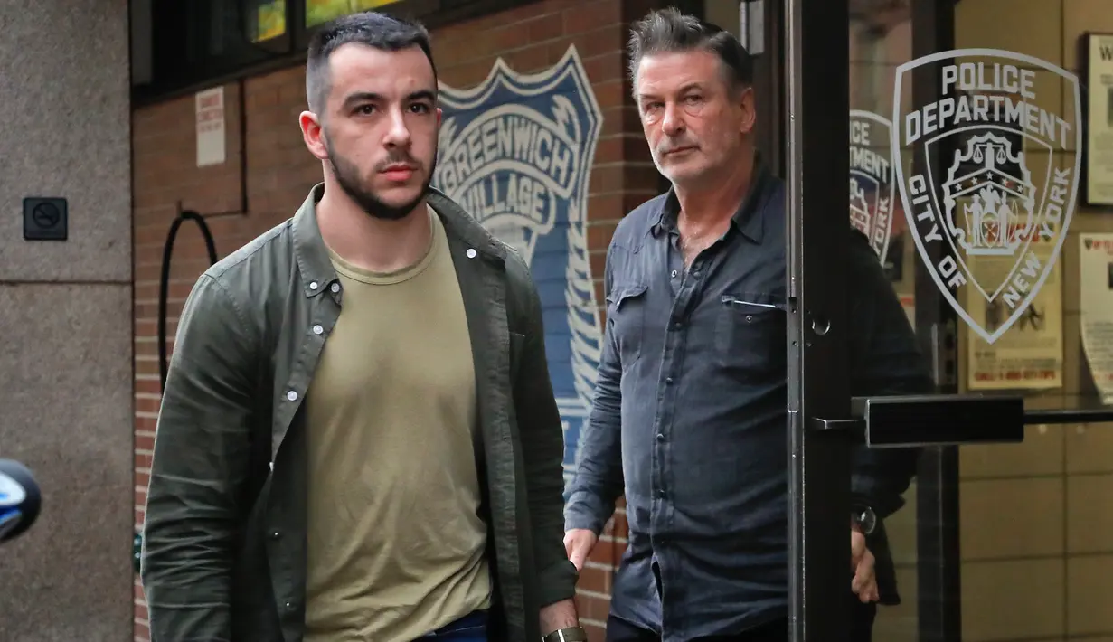 Aktor Alec Baldwin berjalan keluar dari Kantor Polisi New York, Jumat (2/11). Aktor sekaligus paman Hailey Baldwin tersebut sempat ditahan karena menyerang seorang pria bernama Wojciech Cieszkowski  karena perebutan tempat parkir. (AP/Julie Jacobson)