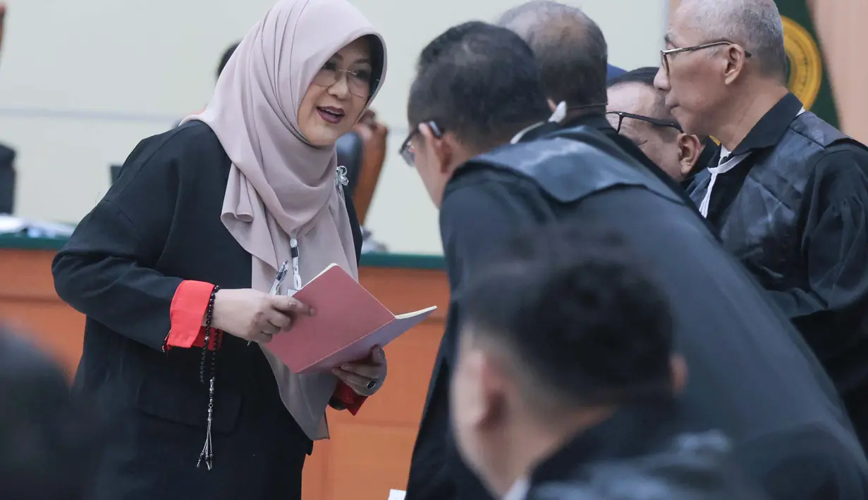 dr Tifauzia Tyassuma atau dikenal dokter Tifa saat mengikuti sidang pembacaan dakwaan perkara dugaan pencemaran nama baik terkait tudingan ijazah palsu Presiden ke-7 RI Joko Widodo di Pengadilan Negeri Jakarta Timur, Kamis (02/07/2026), (Kapanlagi.com/ Budy Santoso)