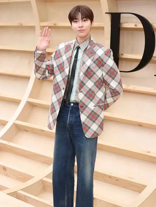 <p>Gaya pemeran drama Korea “True Beauty” Hwang In Yeop dengan patterned coat  dan casual denim terlihat begitu stylish. (Instagram/hwanginyoup_ina).</p>