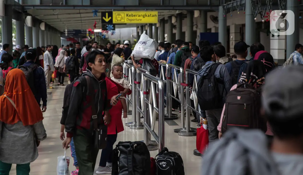 Suasana Stasiun Pasar Senen, Jakarta, Jumat (20/12/2019). PT KAI Daop I Jakarta akan mengoperasikan 13 kereta tambahan jarak jauh untuk mengantisipasi lonjakan penumpang jelang Natal dan Tahun Baru. (Liputan6.com/Faizal Fanani)