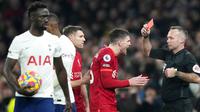 Andy Robertson melakukan protes setelah mendapat kartu merah saat berlaga melawan Tottenham Hotspur dalam lanjutan Liga Inggris 2021/2022, Minggu (19/12/2021) WIB. (AP Photo/Frank Augstein)