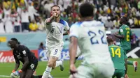 Selebrasi pemain timnas&nbsp;Inggris Jordan Henderson&nbsp;usai mencetak gol ke gawang Senegal dalam pertandingan 16 besar Piala Dunia 2022 yang berlangsung di Al Bayt Stadium, Qatar,&nbsp;Senin (5/12/2022). (AP Photo/Hassan Ammar)