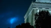 Seberkas cahaya terlihat di dekat Lincoln Memorial, sebagai bagian dari Towers of Light Tribute yang menandai peringatan 19 tahun serangan 9/11 di Pentagon, Rabu, 9 September 2020, di Washington. (Foto AP / Jose Luis Magana)