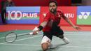 Pebulu tangkis India, Prannoy HS berusaha mengembalikan kok ke arah pebulu tangkis Indonesia, Christian Adinata saat semifinal tunggal putra Malaysia Masters 2023 melawan di Bukit Jalil Axiata Arena, Kuala Lumpur, Malaysia, Sabtu (27/05/2023). Adinata gagal melanjutkan pertandingan karena cedera lutut saat ia tertinggal 17-19. (AP Photo/Kien Huo)