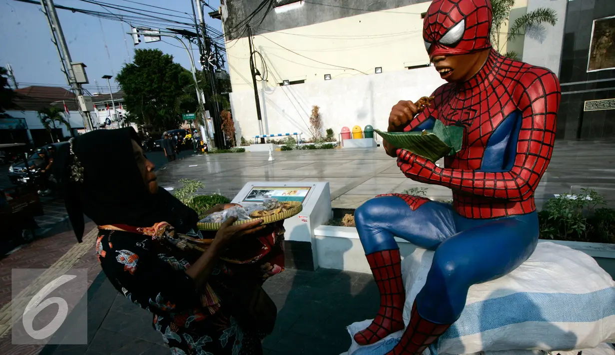 Patung spiderman terpajang di kawasan Tugu pada Jogja Street Sculpture Project di Jl Mangkubumi ,(30/10/15).Sejumlah karya seni patung di paang di ruang publik yang di ikuti oleh 32 pematung. (Foto /Boy T Harjanto)